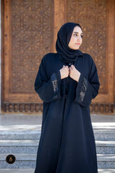 عباية كريب حرير بكنار شايني