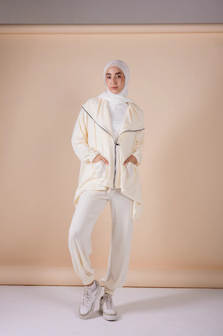 The asymmetrical set in offwhite