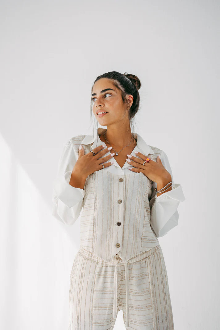 The vest set in brown
