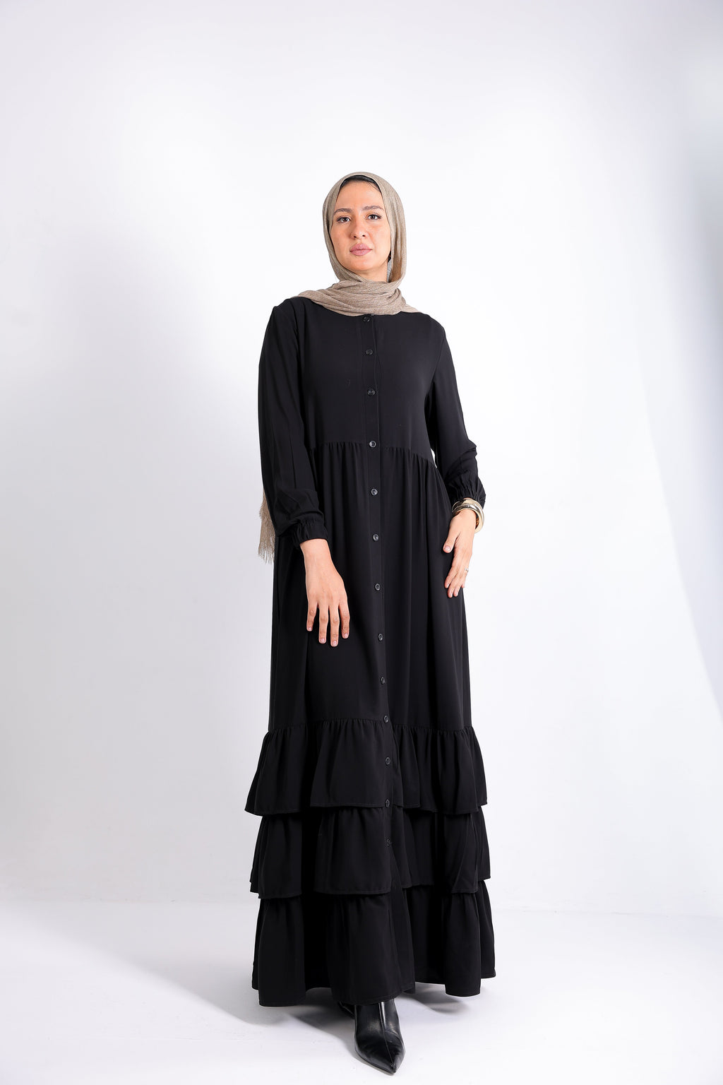 Flowy button-down dress with ruffle details and side pockets.
Code 507