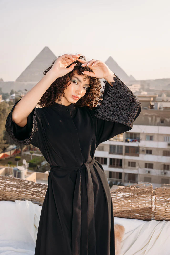 Duntelle abaya in black