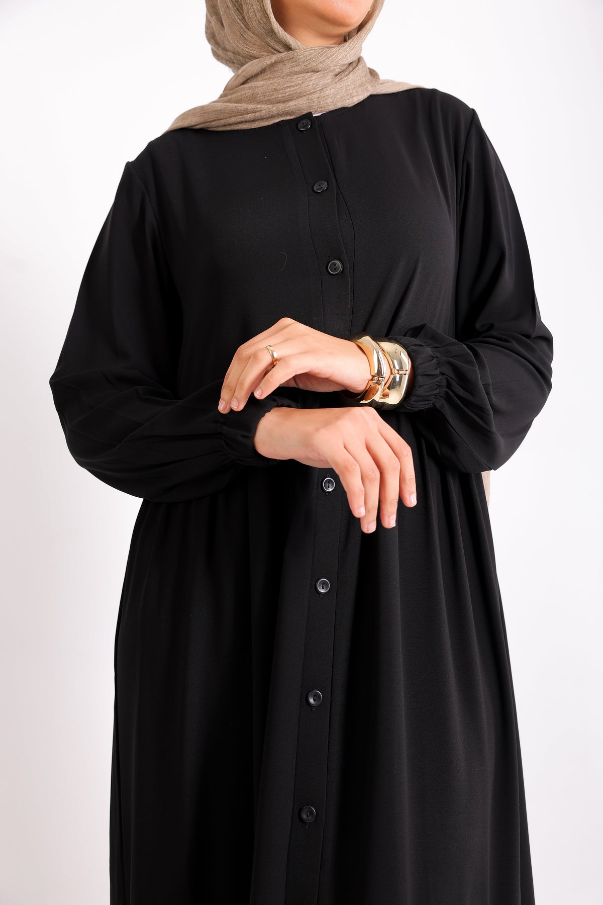 Flowy button-down dress with ruffle details and side pockets.
Code 507