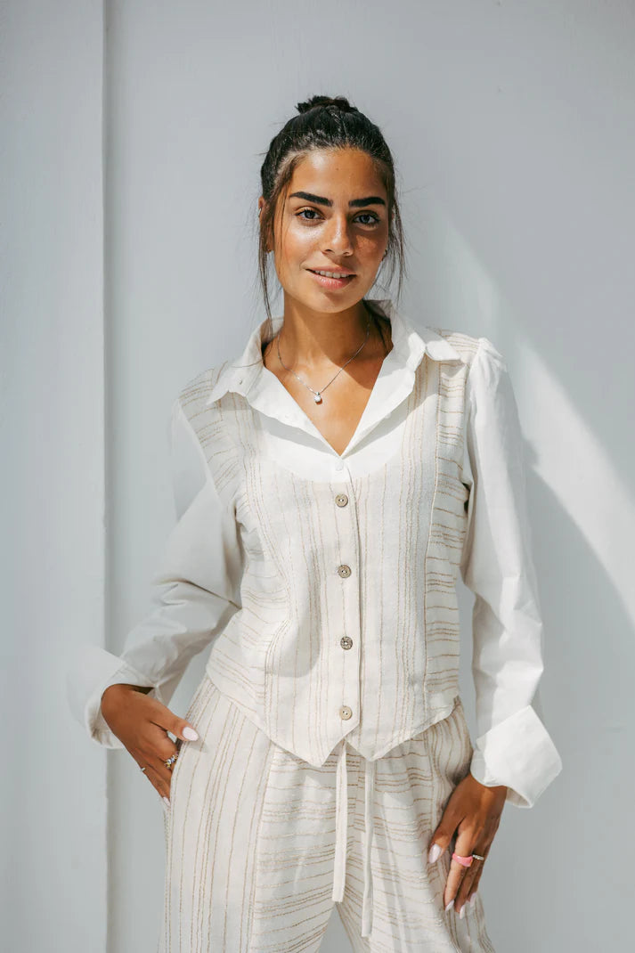 The vest set in brown