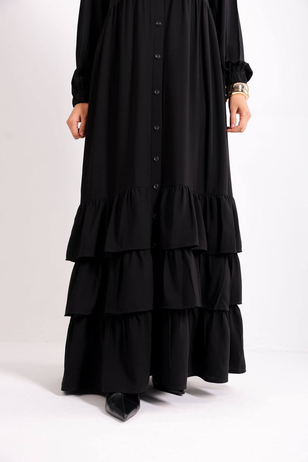 Flowy button-down dress with ruffle details and side pockets.
Code 507
