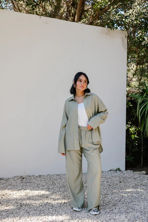 Such a dreamer set in olive