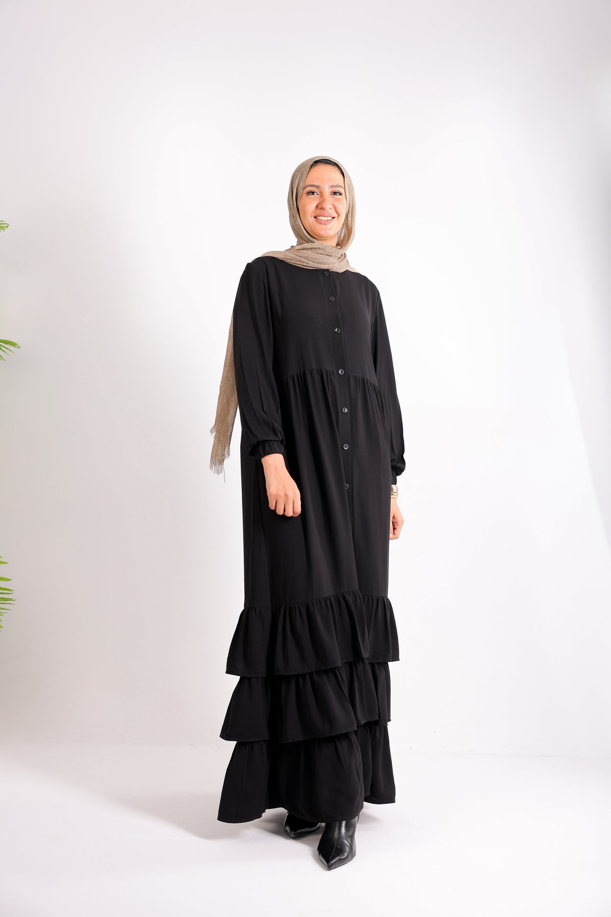 Flowy button-down dress with ruffle details and side pockets.
Code 507