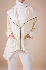 The asymmetrical set in offwhite