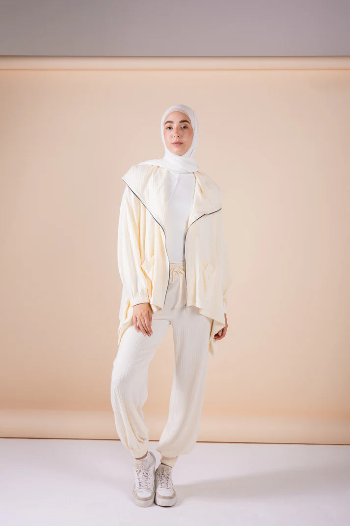 The asymmetrical set in offwhite