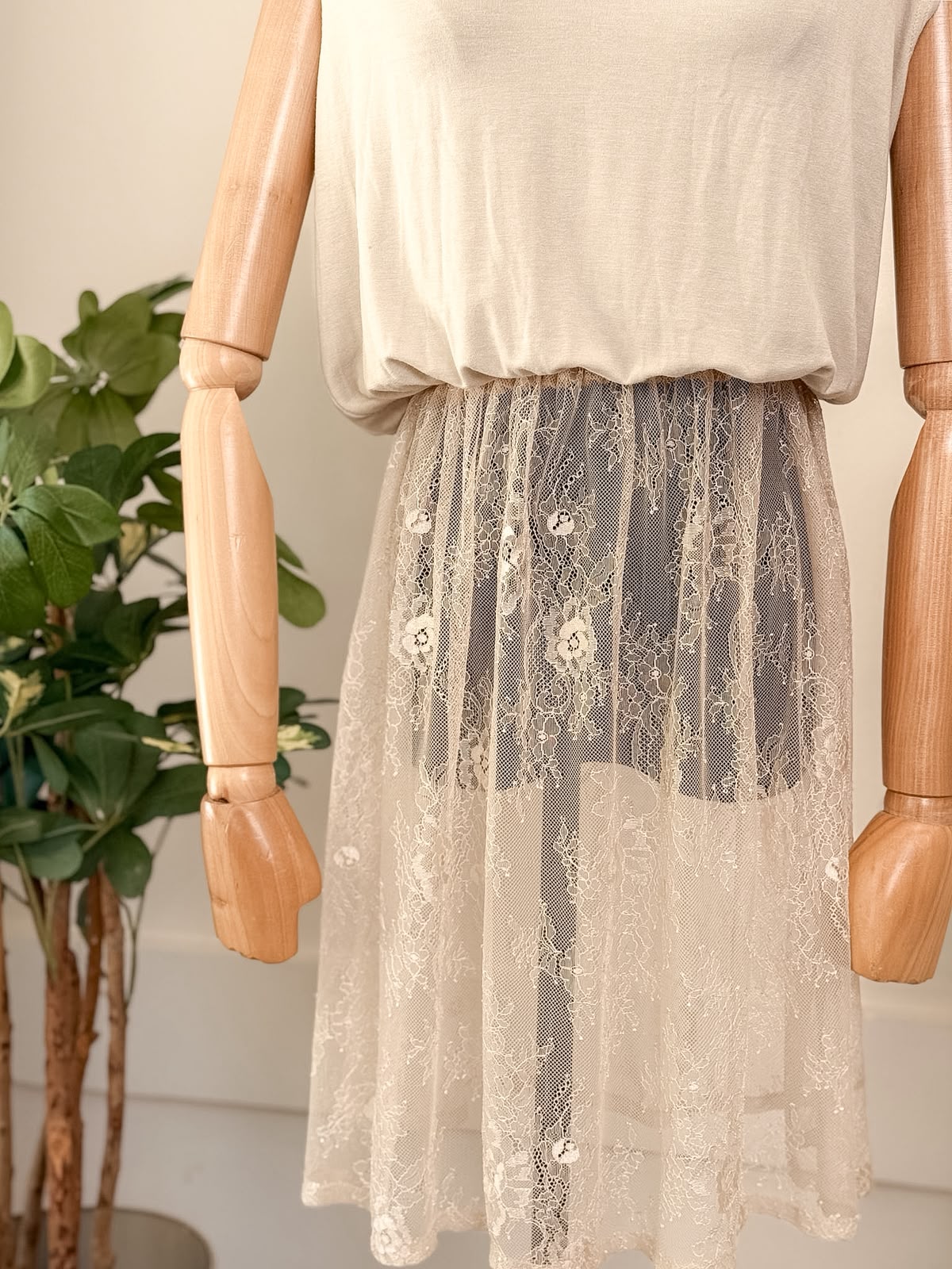 Sleeveless lace cotton top