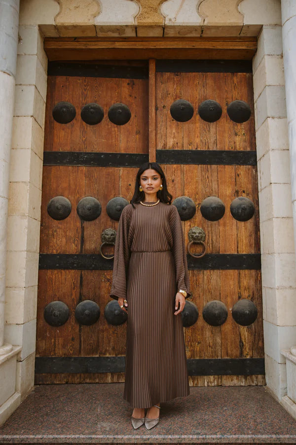 Plisse dress in brown