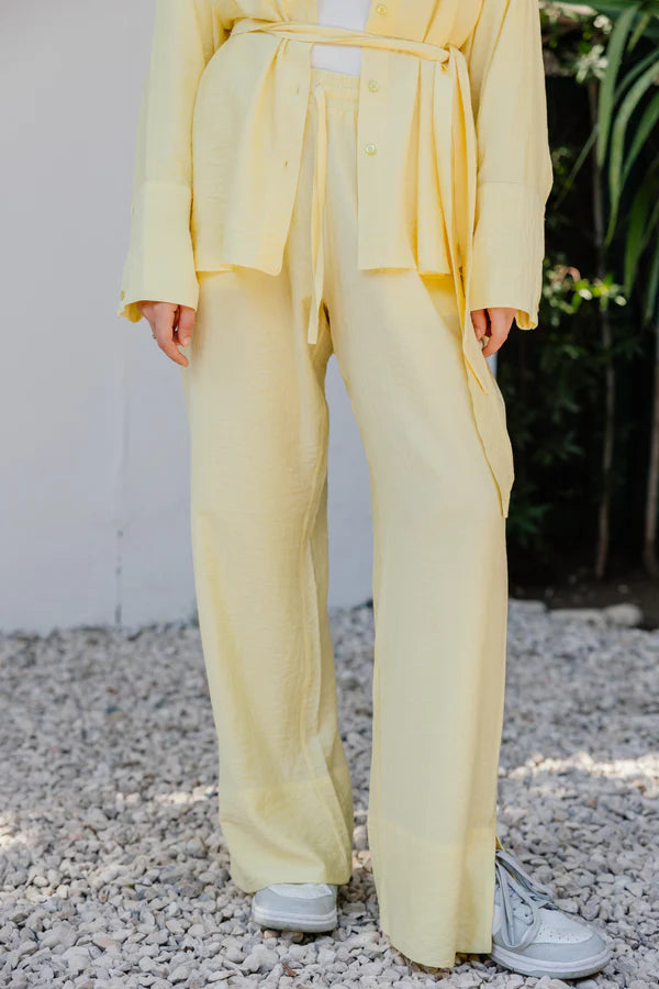 Such a dreamer set in yellow