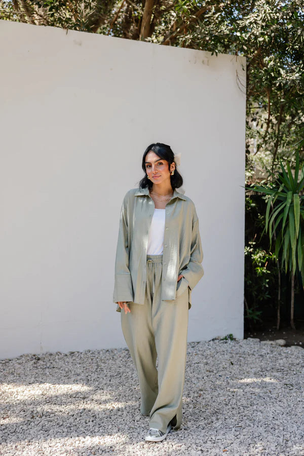 Such a dreamer set in olive