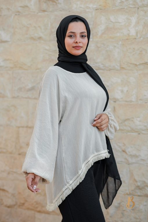 بلوزة كتان بيج مشغولة بكنار هاندميد