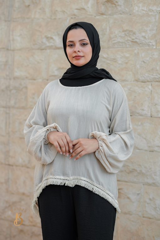 بلوزة كتان بيج مشغولة بكنار هاندميد