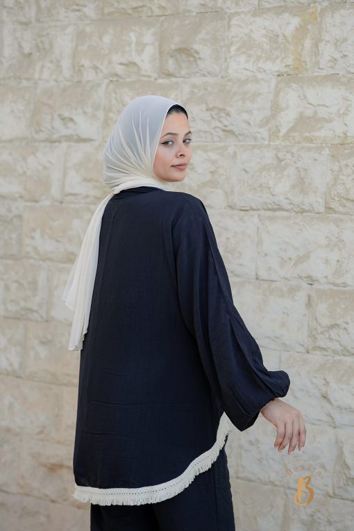 بلوزة كتان اسود مشغولة بكنار هاندميد