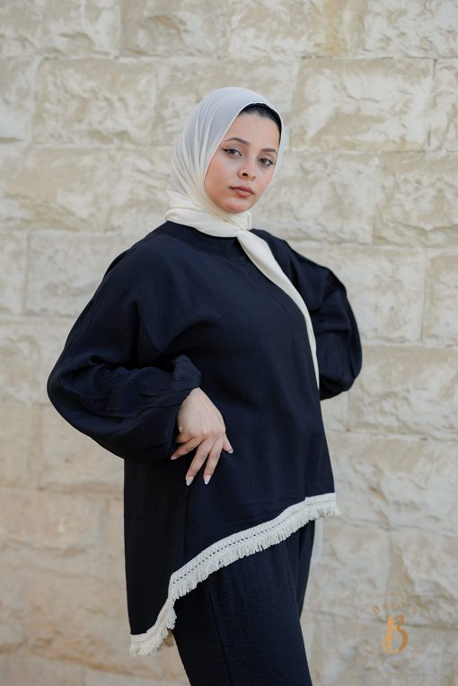 بلوزة كتان اسود مشغولة بكنار هاندميد