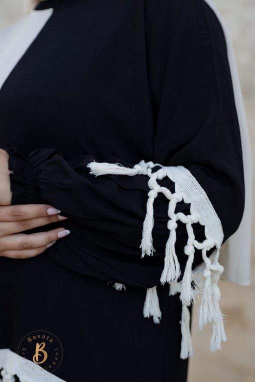 بلوزة كتان بيج في اسود مشغولة بكنار هاندميد