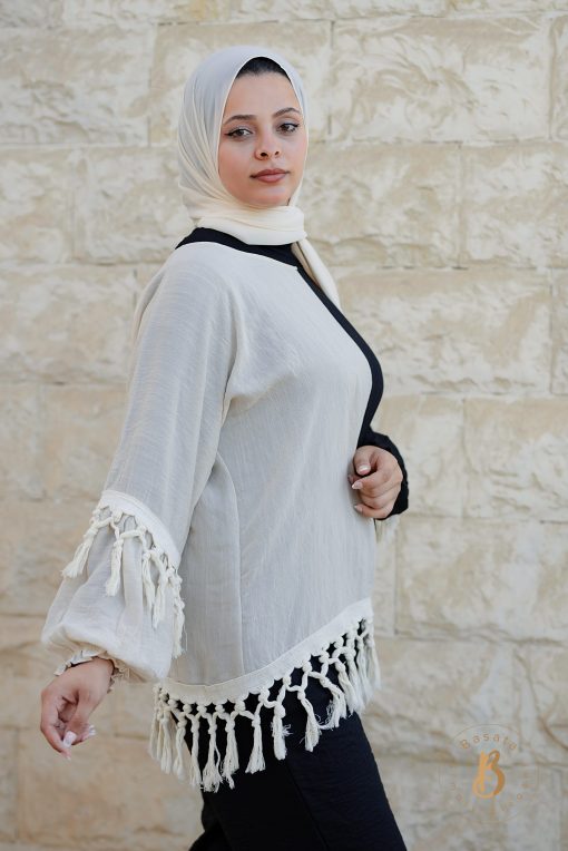 بلوزة كتان بيج في اسود مشغولة بكنار هاندميد