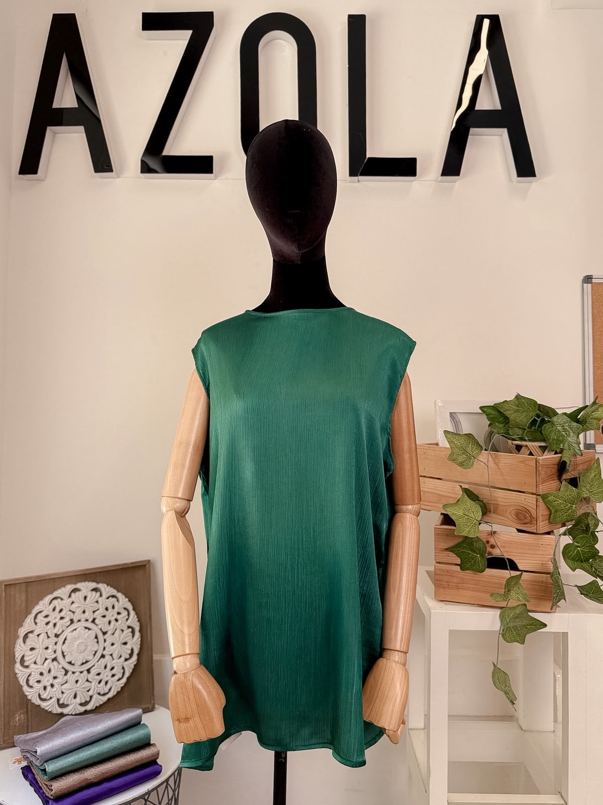 Sleeveless stain blouse